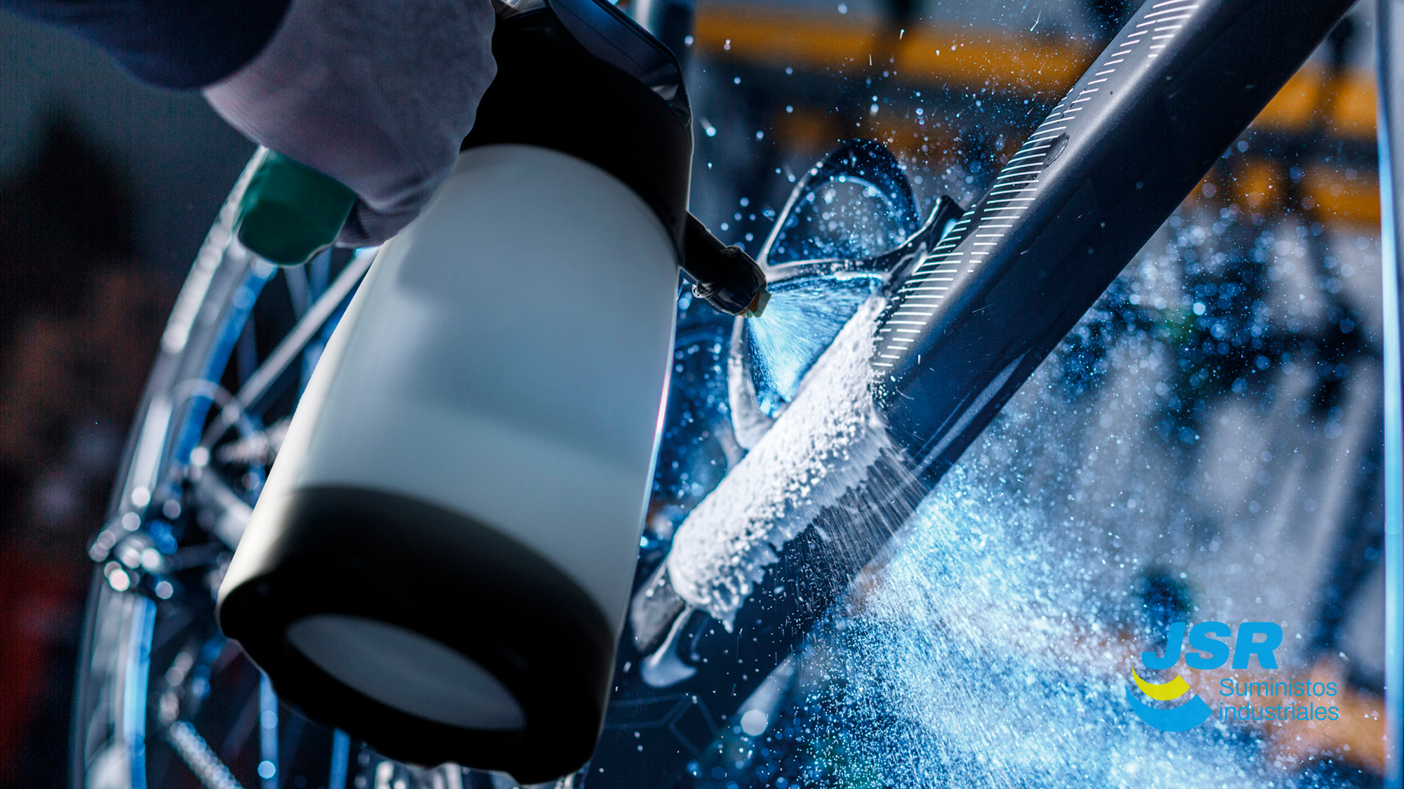 Pulverizador foam aplicando producto espumoso sobre superficie industrial
