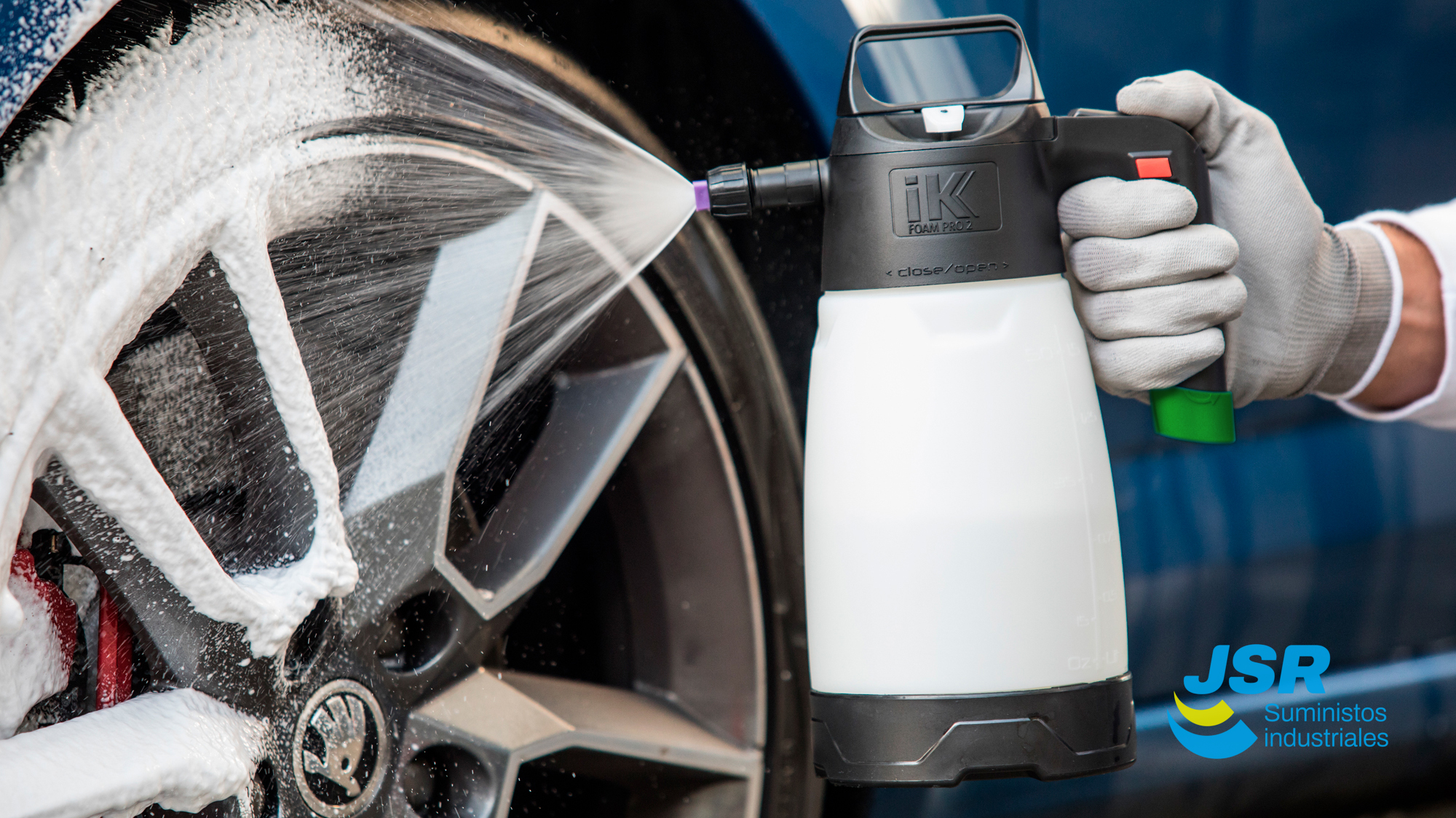 Pulverizador foam aplicando espuma sobre llanta de automóvil