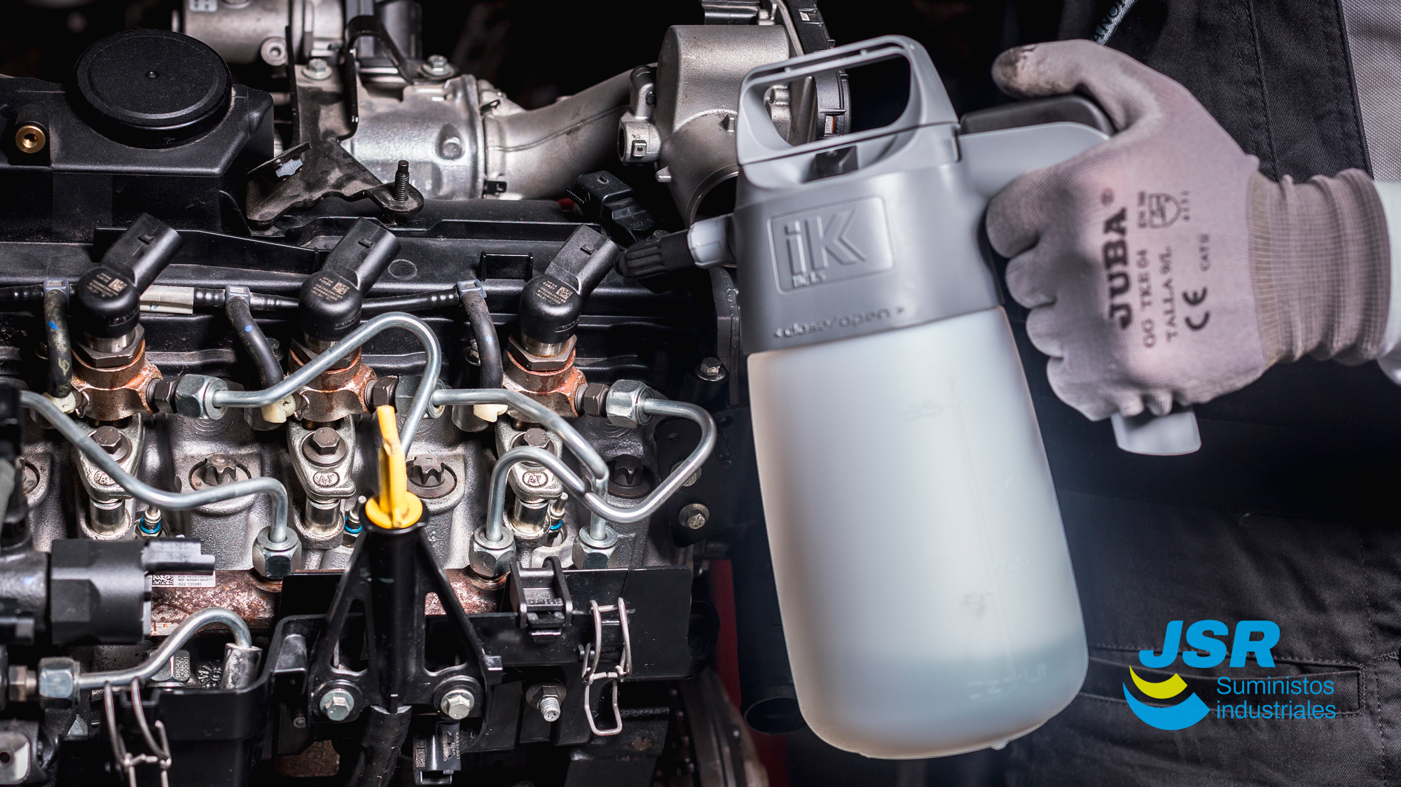 Pulverizador IK aplicando producto en compartimento del motor